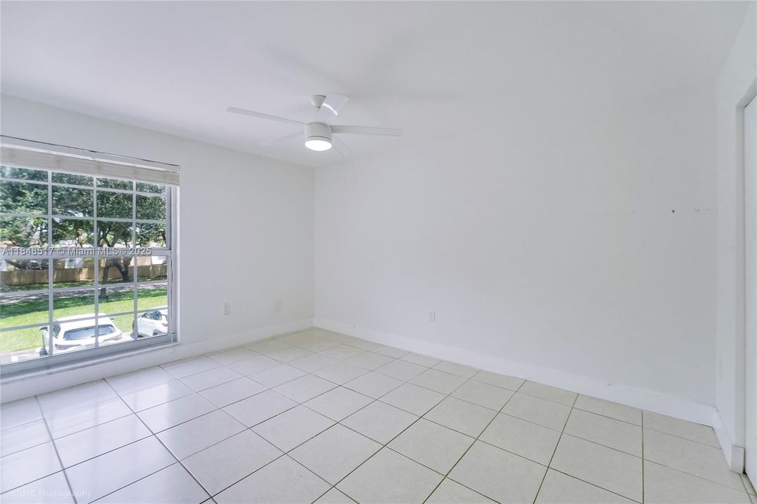 待售: $282,000 (2 贝兹, 1 浴室, 816 平方英尺)