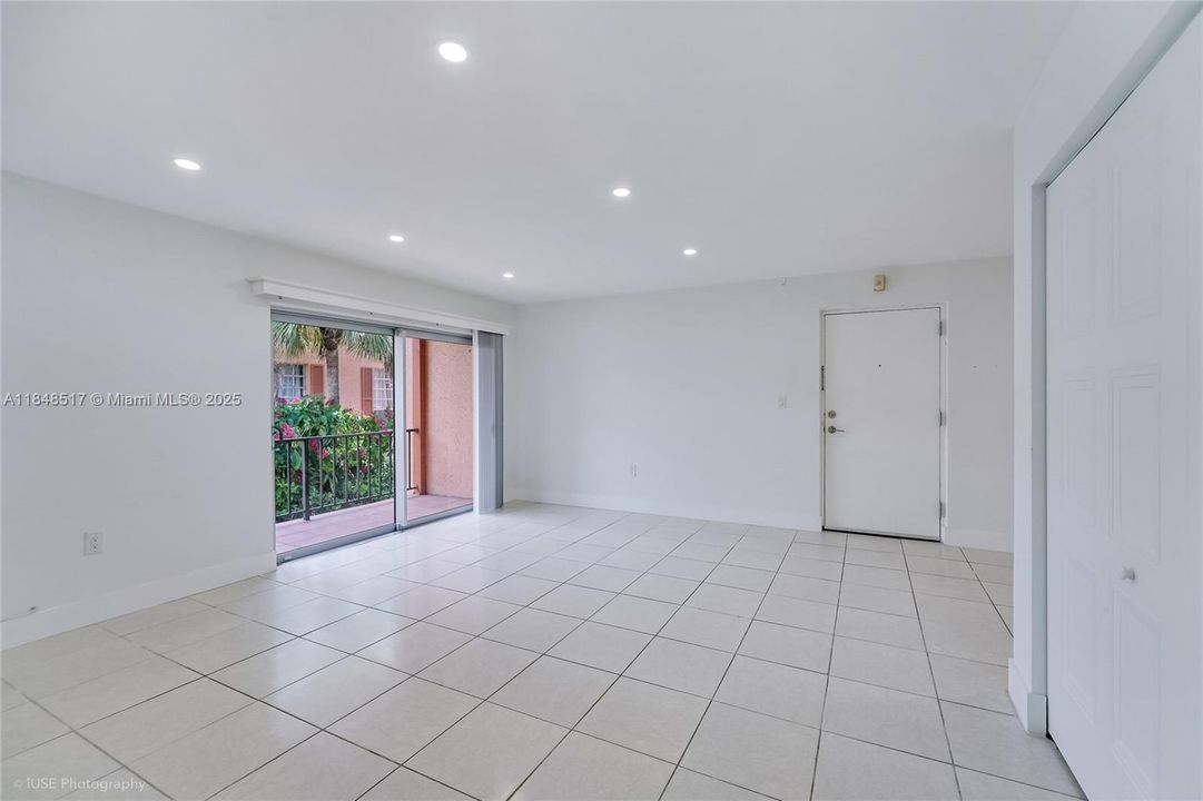 待售: $282,000 (2 贝兹, 1 浴室, 816 平方英尺)