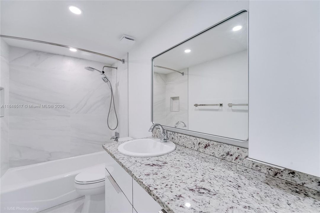 待售: $282,000 (2 贝兹, 1 浴室, 816 平方英尺)