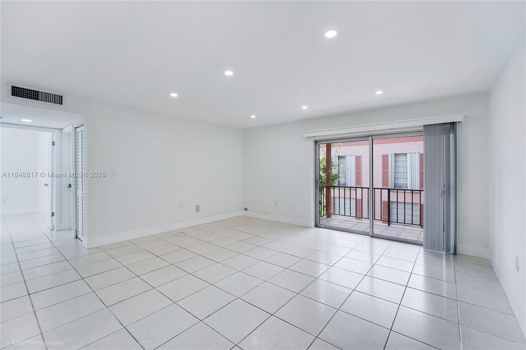 待售: $282,000 (2 贝兹, 1 浴室, 816 平方英尺)