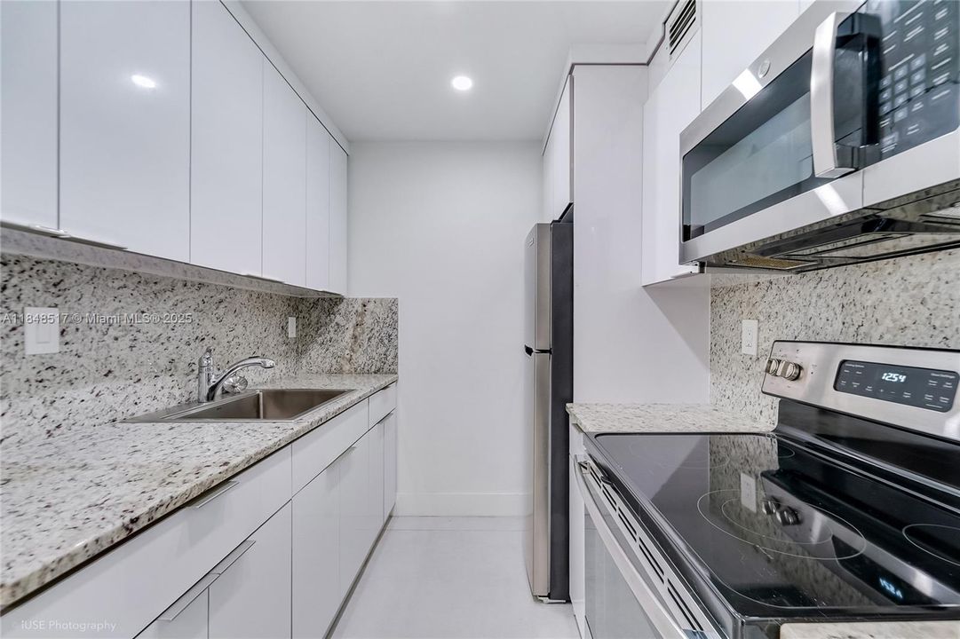 待售: $282,000 (2 贝兹, 1 浴室, 816 平方英尺)