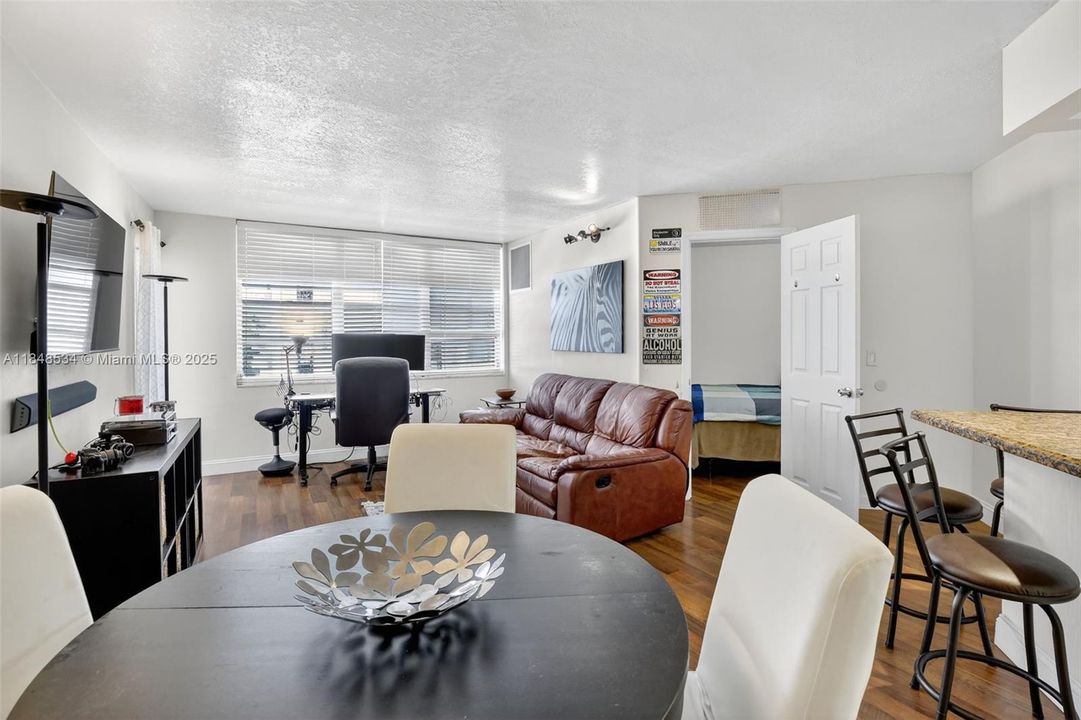 待售: $200,000 (1 贝兹, 1 浴室, 870 平方英尺)