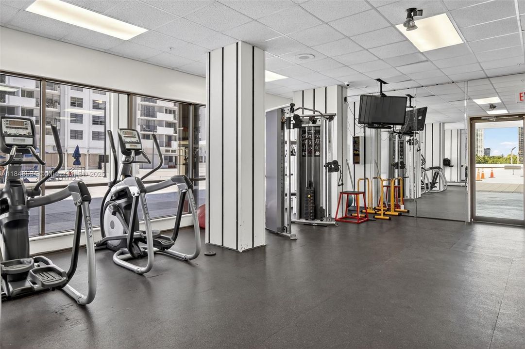 待售: $200,000 (1 贝兹, 1 浴室, 870 平方英尺)