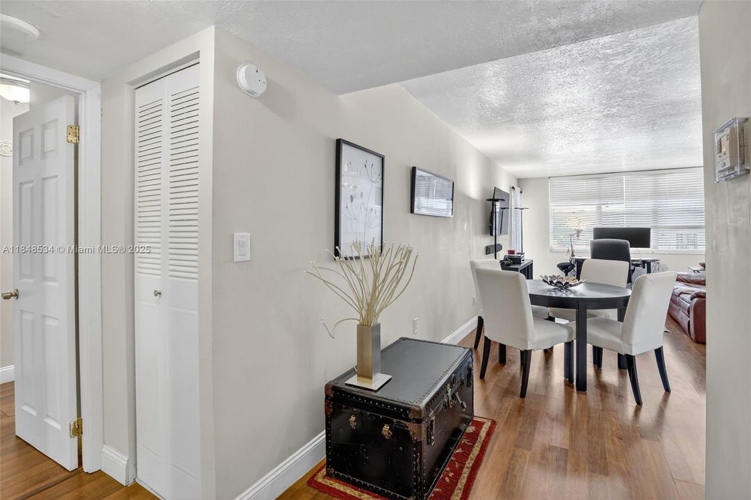 待售: $200,000 (1 贝兹, 1 浴室, 870 平方英尺)