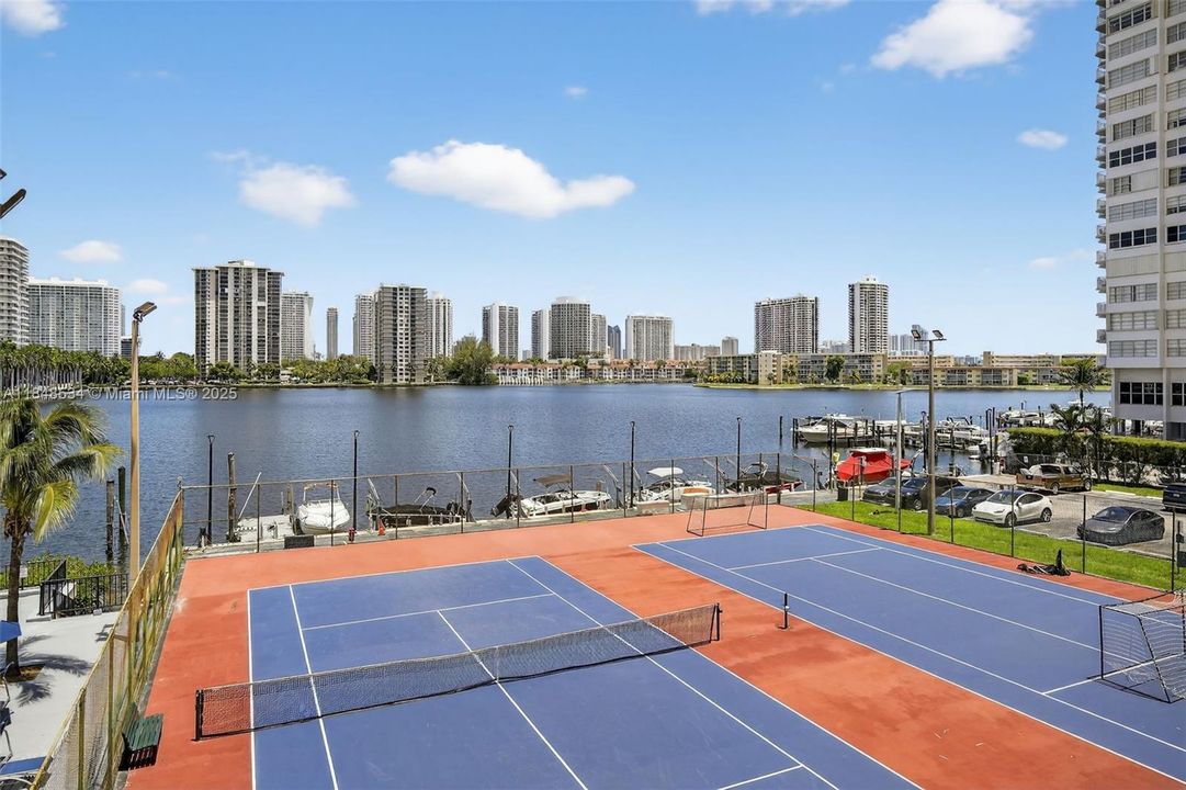 待售: $200,000 (1 贝兹, 1 浴室, 870 平方英尺)