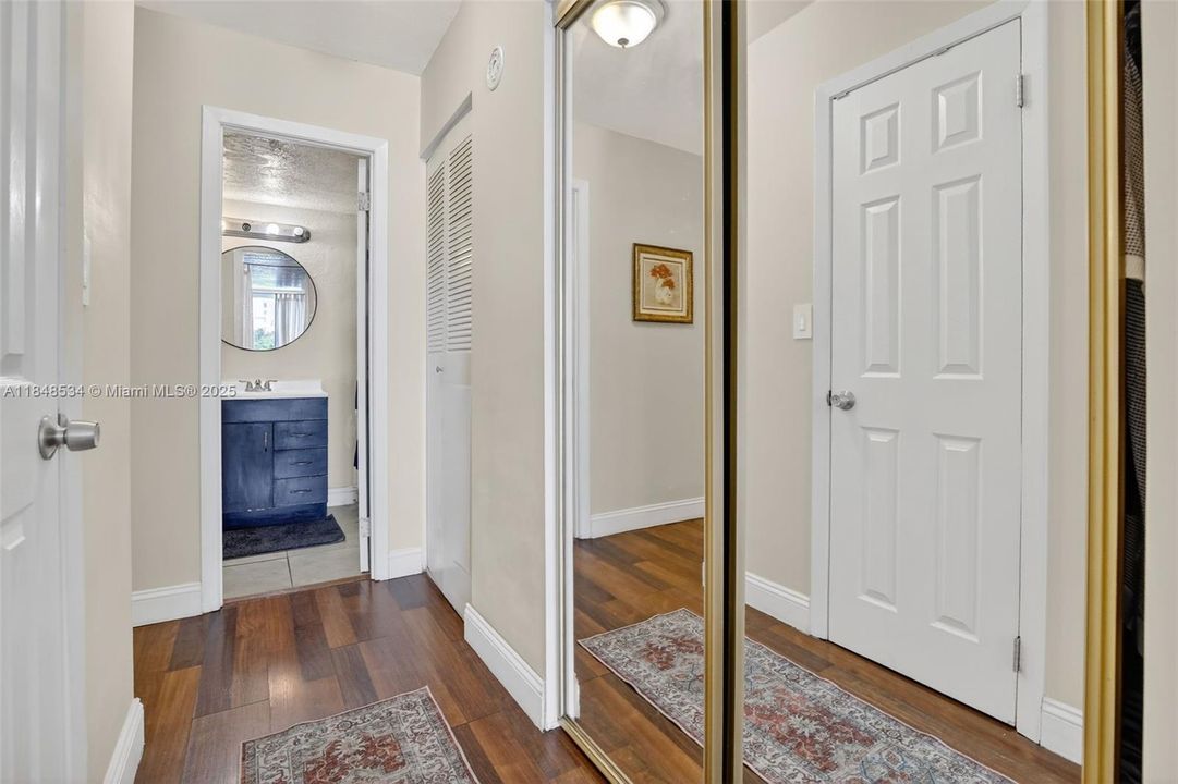 待售: $200,000 (1 贝兹, 1 浴室, 870 平方英尺)