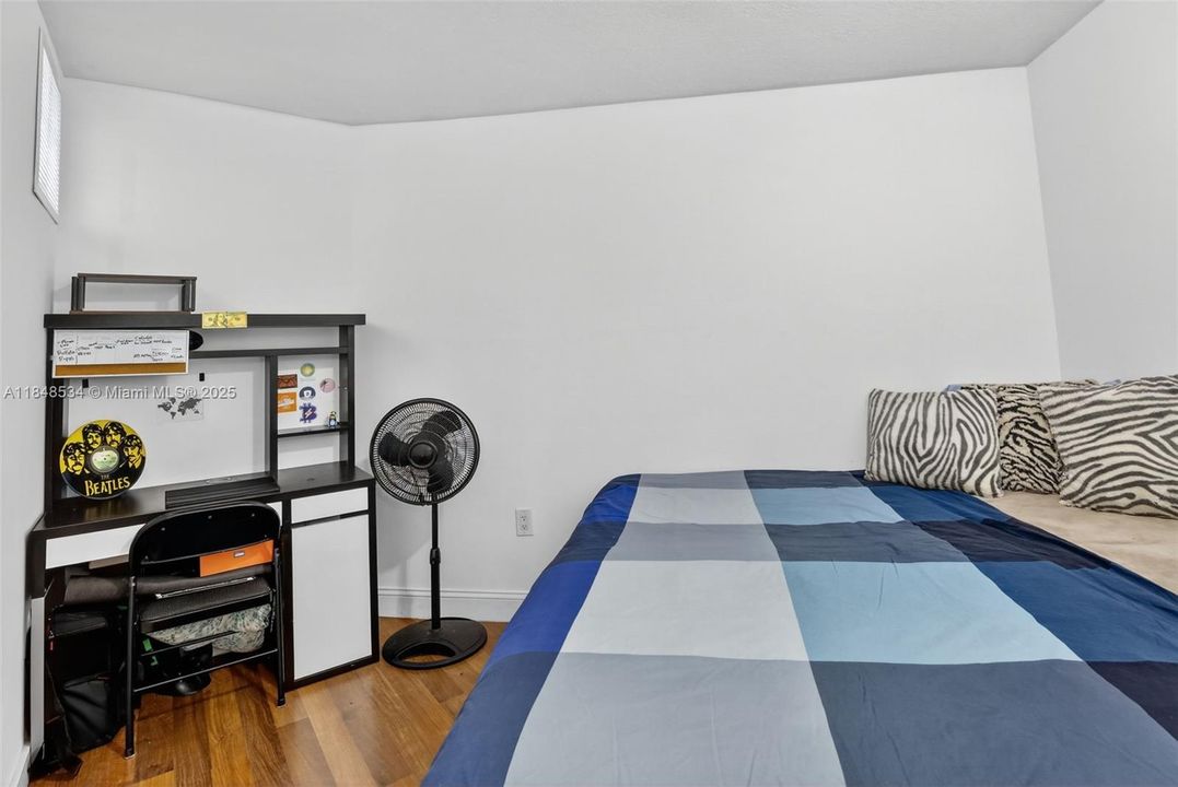 待售: $200,000 (1 贝兹, 1 浴室, 870 平方英尺)