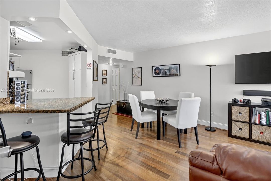 待售: $200,000 (1 贝兹, 1 浴室, 870 平方英尺)