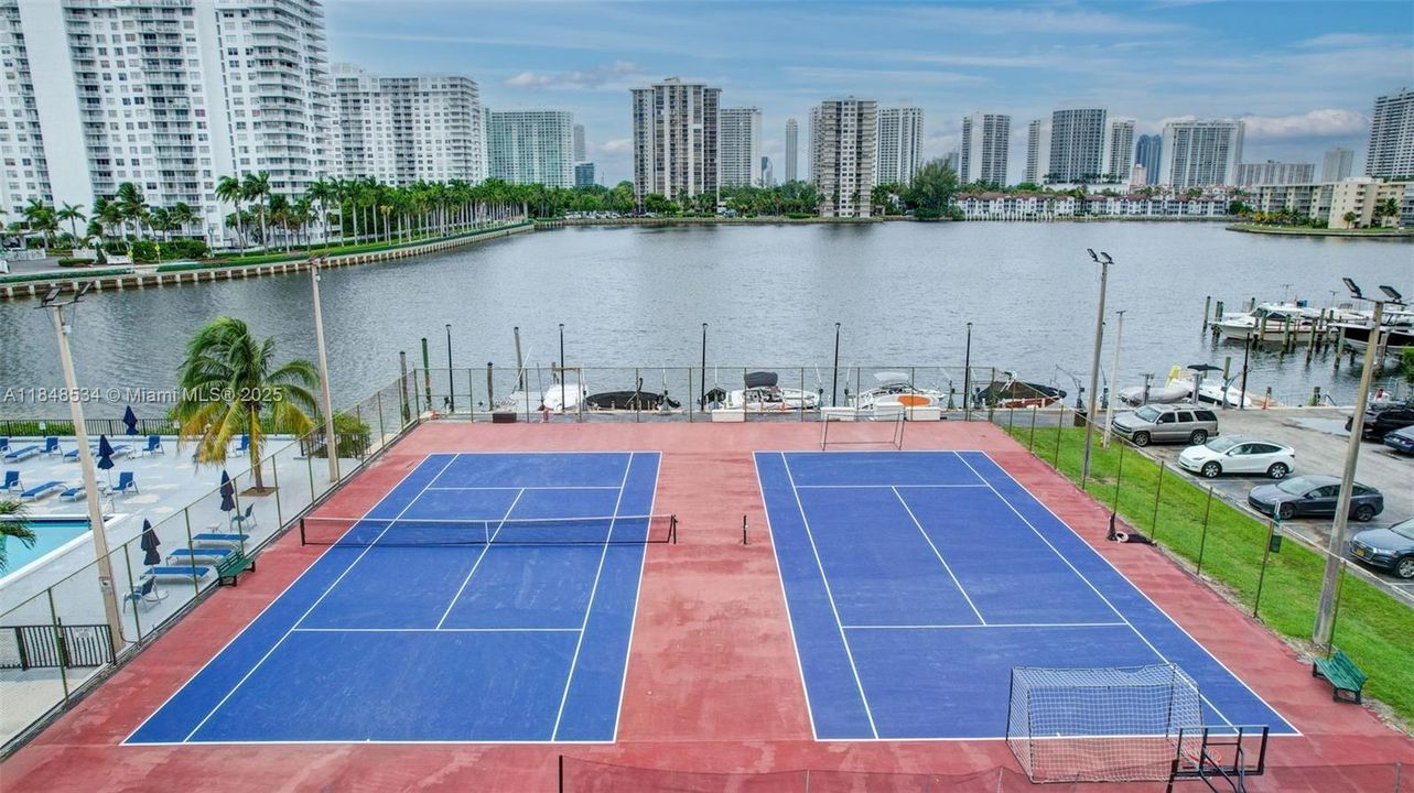 待售: $200,000 (1 贝兹, 1 浴室, 870 平方英尺)