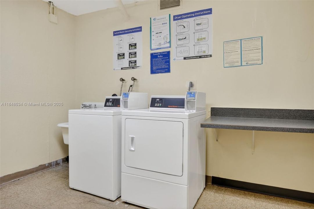 待售: $200,000 (1 贝兹, 1 浴室, 870 平方英尺)