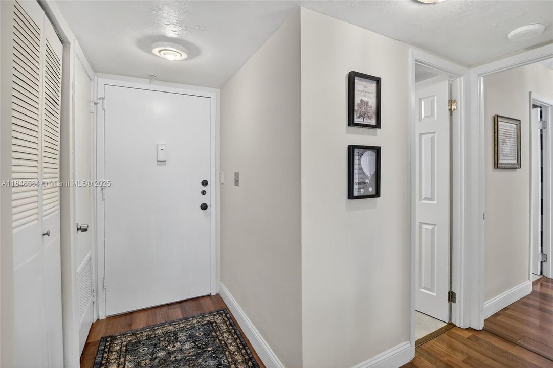 待售: $200,000 (1 贝兹, 1 浴室, 870 平方英尺)