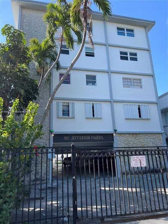 最近售出: $260,000 (1 贝兹, 1 浴室, 660 平方英尺)