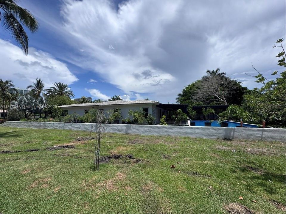 For Sale: $4,000,000 (2 beds, 1 baths, 2608 Square Feet)