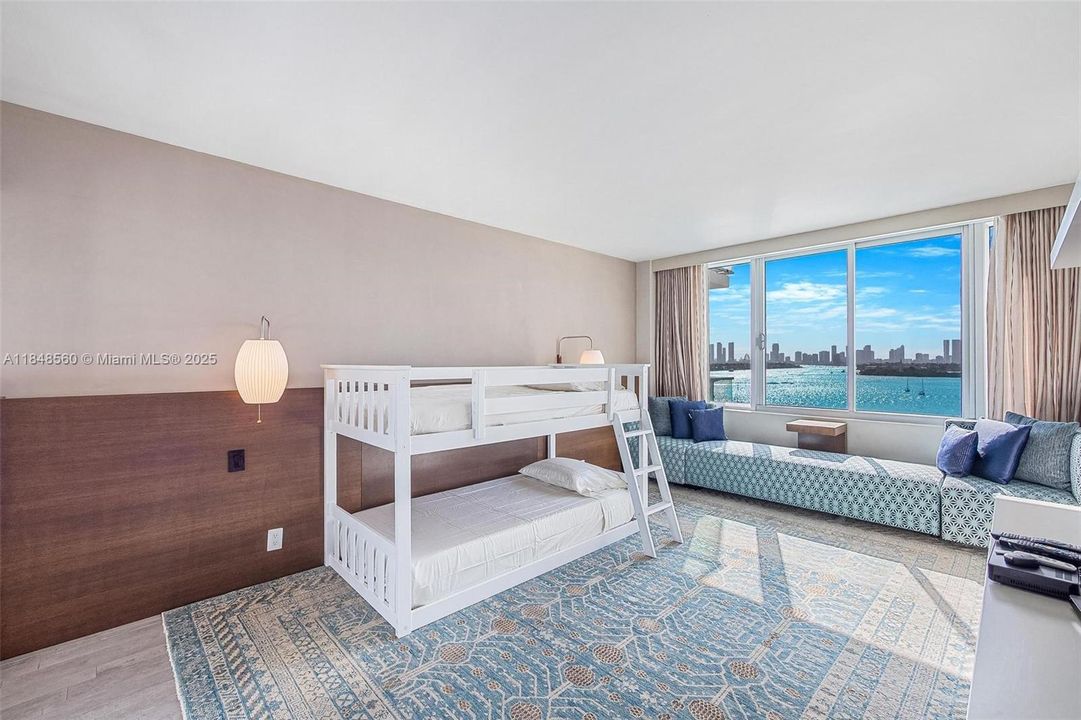 待售: $930,000 (2 贝兹, 2 浴室, 1226 平方英尺)