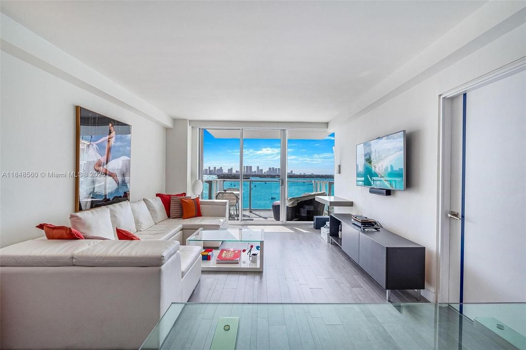 待售: $930,000 (2 贝兹, 2 浴室, 1226 平方英尺)