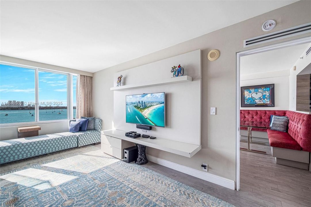 待售: $930,000 (2 贝兹, 2 浴室, 1226 平方英尺)