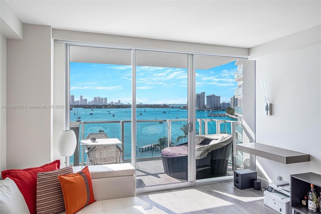 待售: $930,000 (2 贝兹, 2 浴室, 1226 平方英尺)