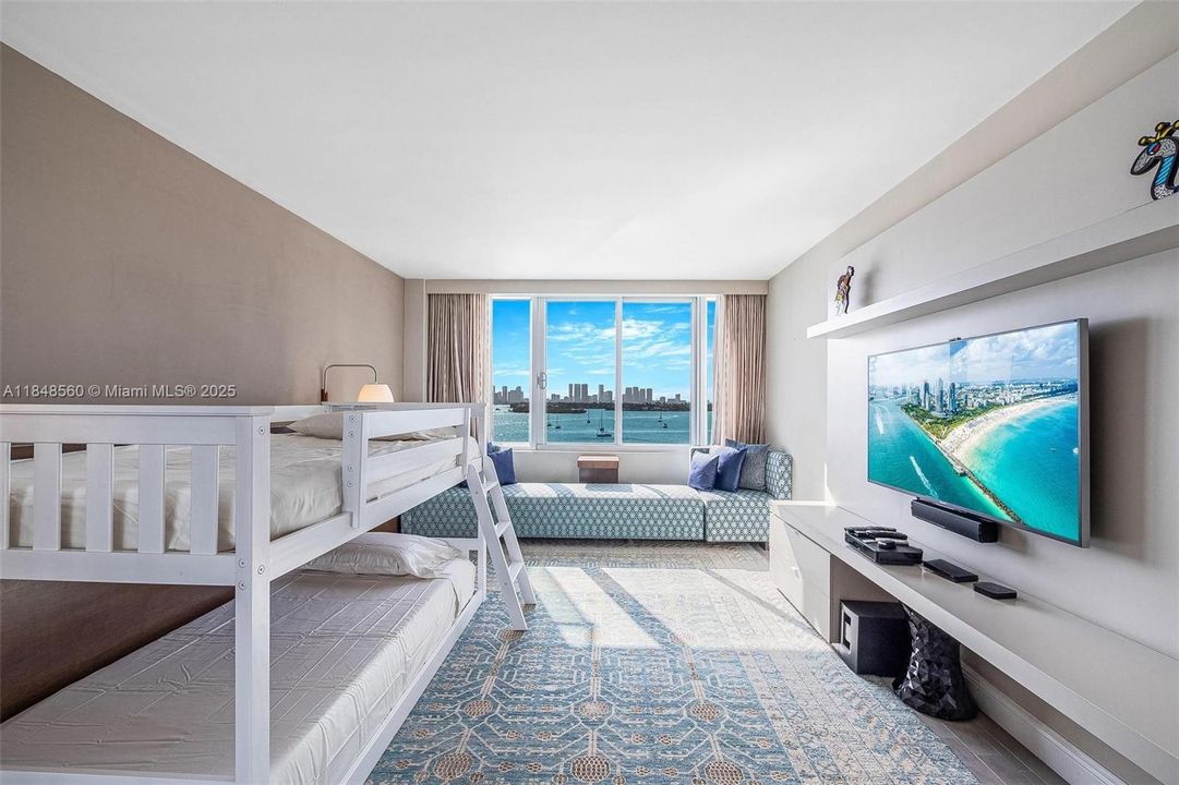 待售: $930,000 (2 贝兹, 2 浴室, 1226 平方英尺)