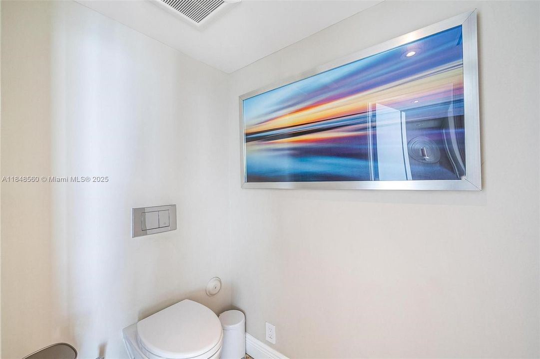 待售: $930,000 (2 贝兹, 2 浴室, 1226 平方英尺)