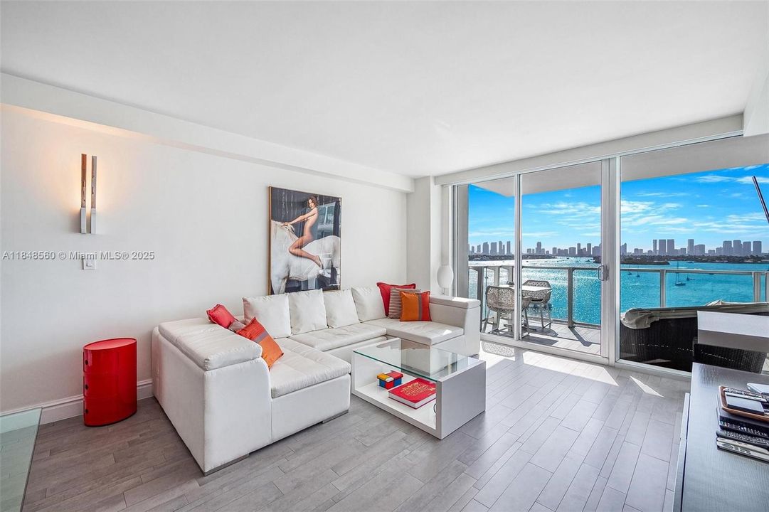 待售: $930,000 (2 贝兹, 2 浴室, 1226 平方英尺)