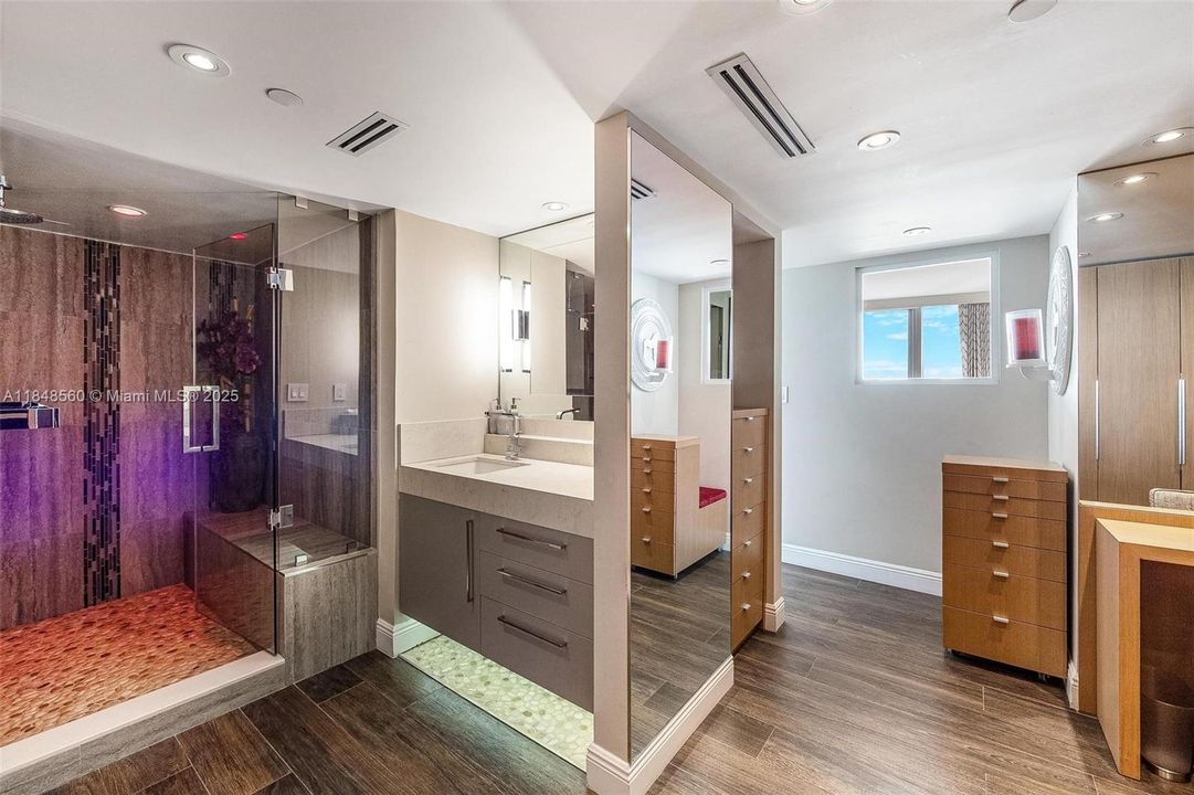 待售: $930,000 (2 贝兹, 2 浴室, 1226 平方英尺)