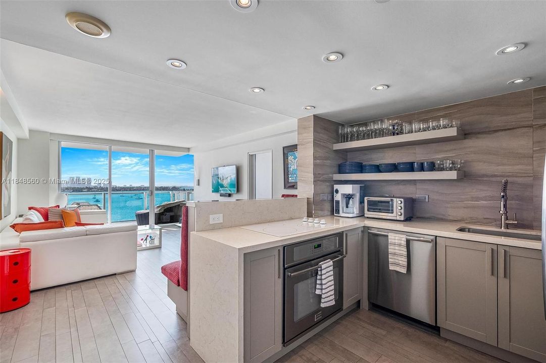 待售: $930,000 (2 贝兹, 2 浴室, 1226 平方英尺)