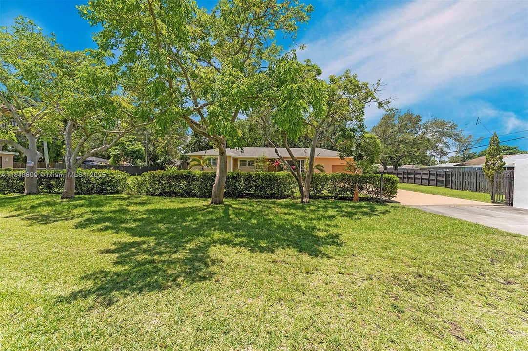 En Venta: $1,700,000 (0.77 acres)