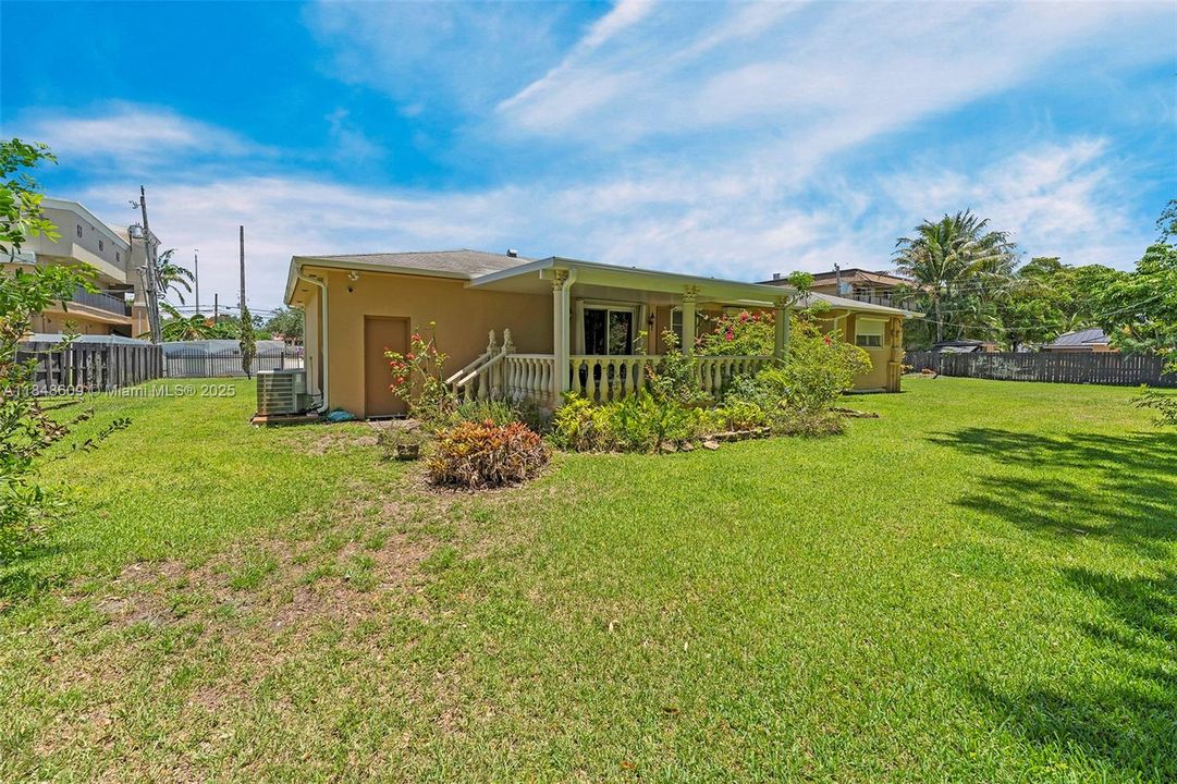 En Venta: $1,700,000 (0.77 acres)