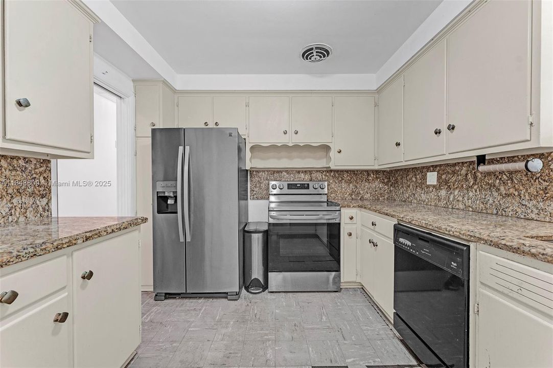 En Venta: $1,700,000 (0.77 acres)