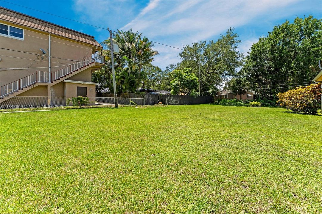 En Venta: $1,700,000 (0.77 acres)