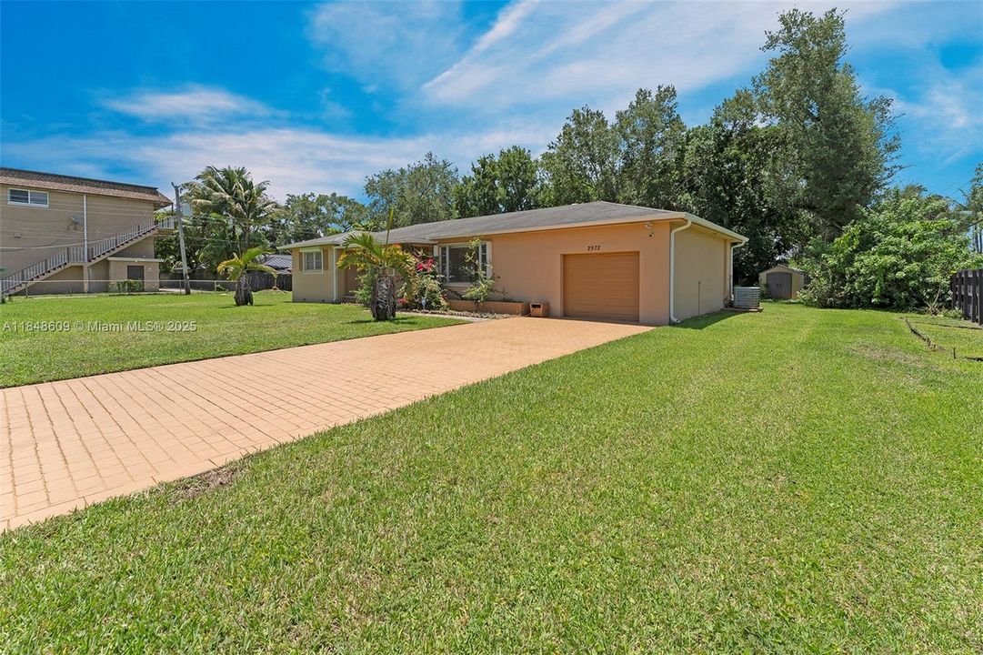 En Venta: $1,700,000 (0.77 acres)