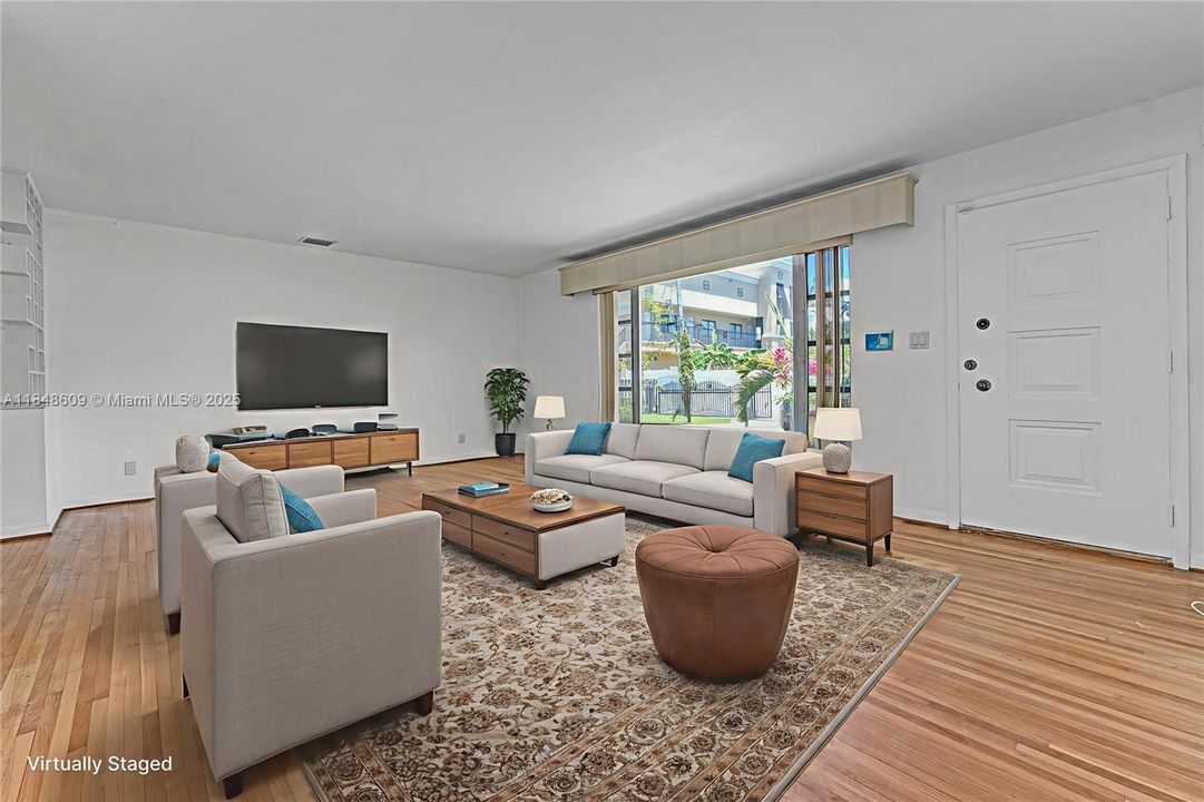 En Venta: $1,700,000 (0.77 acres)