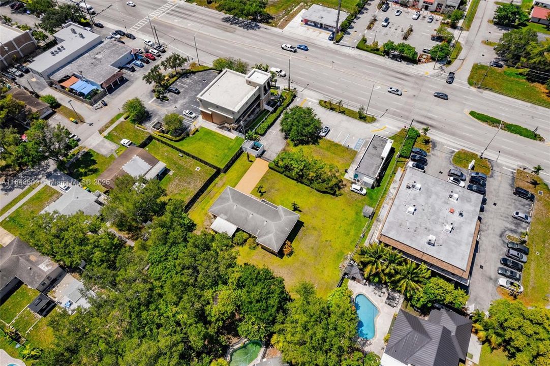 En Venta: $1,700,000 (0.77 acres)