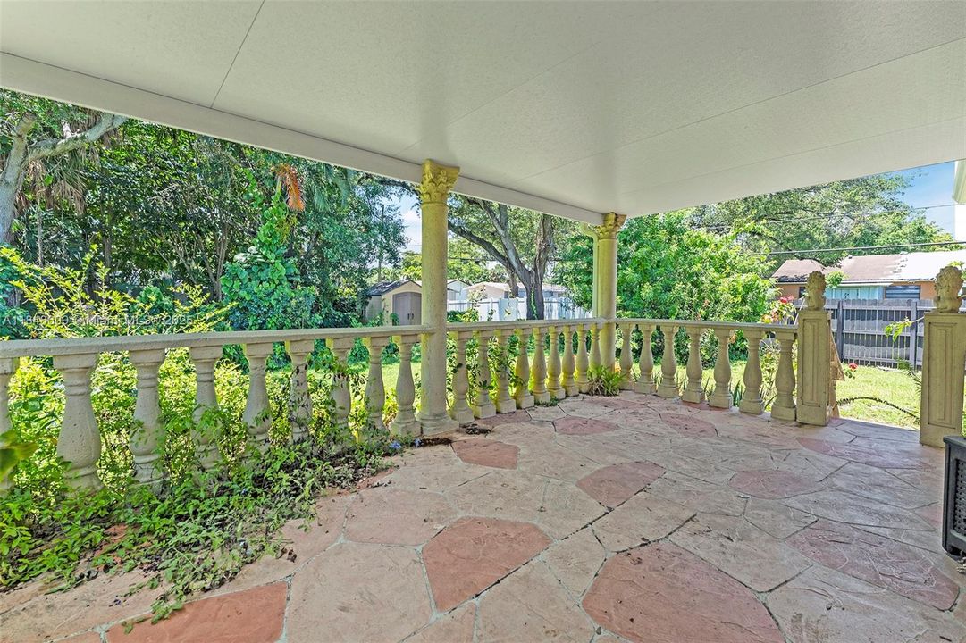 En Venta: $1,700,000 (0.77 acres)