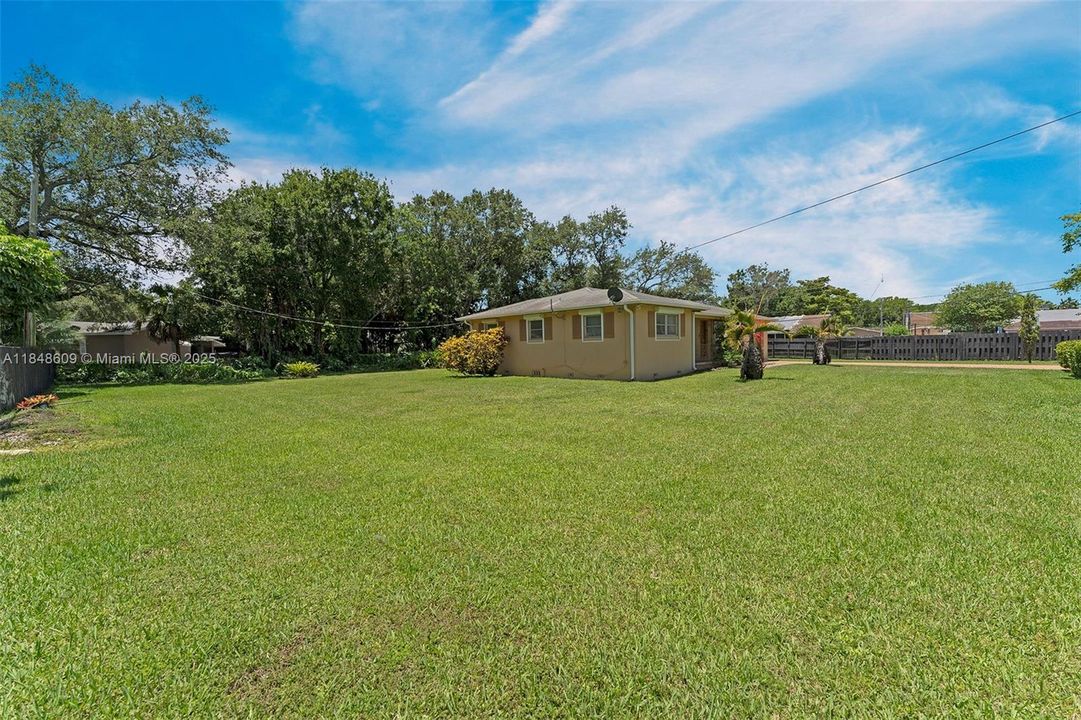 En Venta: $1,700,000 (0.77 acres)