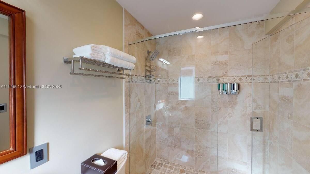 最近租的: $6,500 (5 贝兹, 4 浴室, 2390 平方英尺)