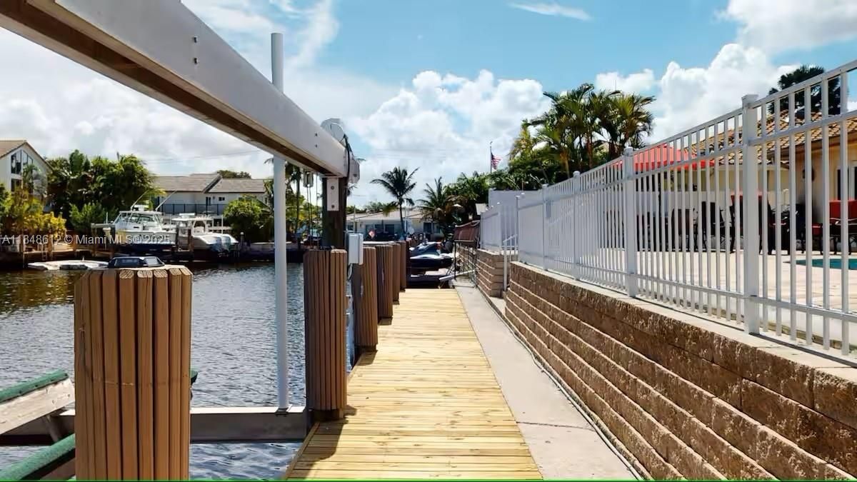 最近租的: $6,500 (5 贝兹, 4 浴室, 2390 平方英尺)