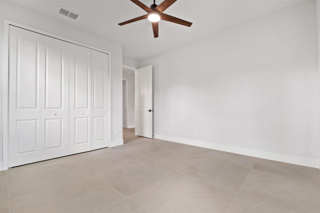 Guest Bedroom 04