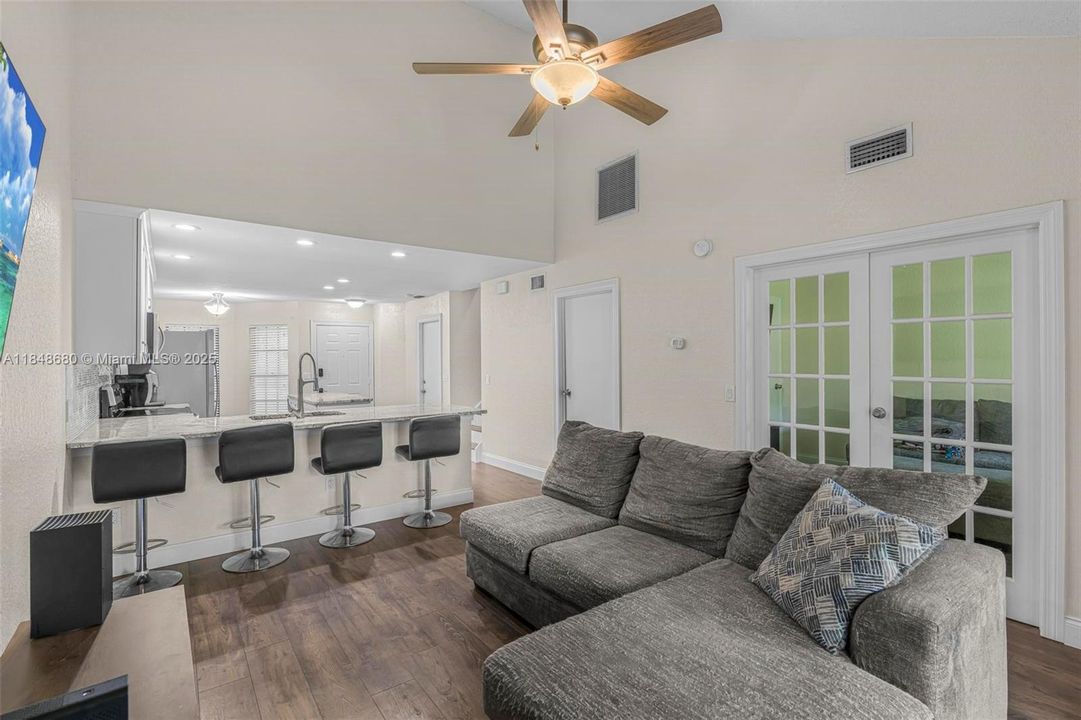 最近售出: $410,000 (2 贝兹, 2 浴室, 1109 平方英尺)