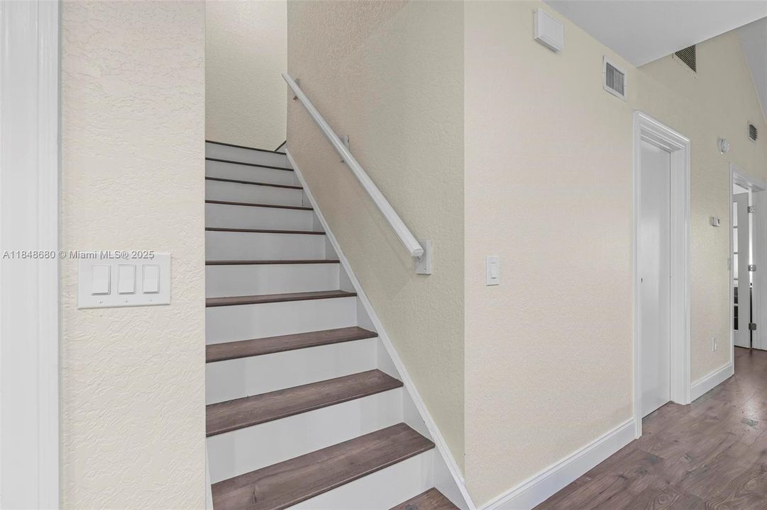 最近售出: $410,000 (2 贝兹, 2 浴室, 1109 平方英尺)