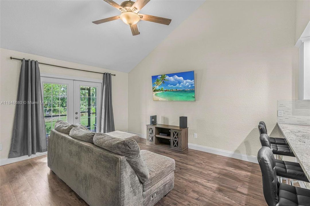 最近售出: $410,000 (2 贝兹, 2 浴室, 1109 平方英尺)