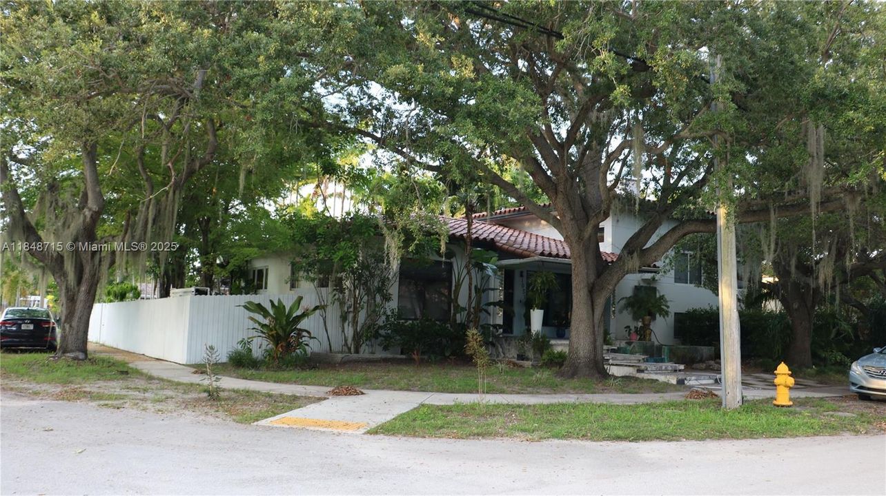 For Sale: $3,000,000 (2 beds, 3 baths, 2043 Square Feet)