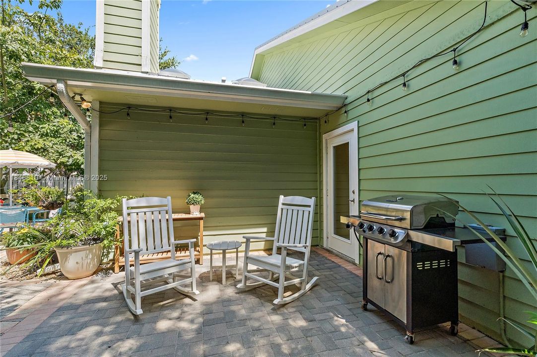 Vendido Recientemente: $729,000 (3 camas, 2 baños, 1670 Pies cuadrados)