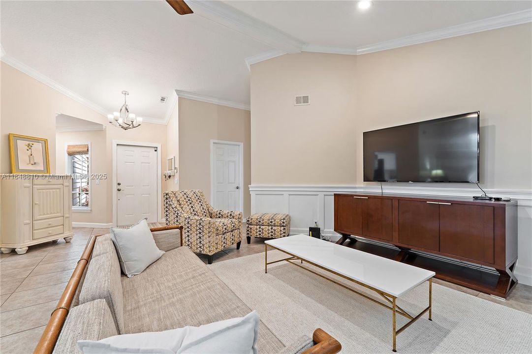 Vendido Recientemente: $729,000 (3 camas, 2 baños, 1670 Pies cuadrados)