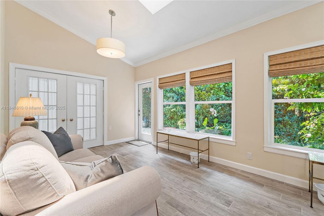 Vendido Recientemente: $729,000 (3 camas, 2 baños, 1670 Pies cuadrados)