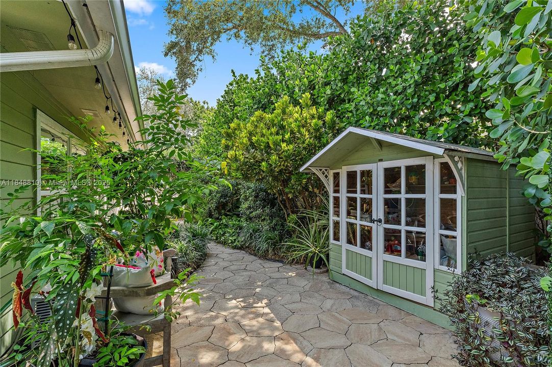 Vendido Recientemente: $729,000 (3 camas, 2 baños, 1670 Pies cuadrados)