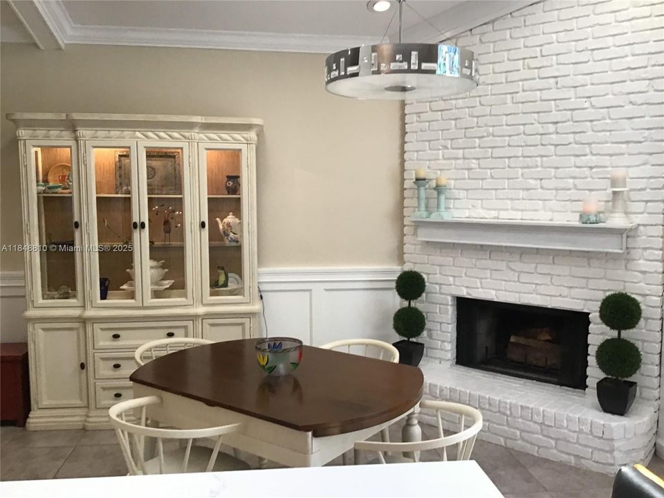 Vendido Recientemente: $729,000 (3 camas, 2 baños, 1670 Pies cuadrados)