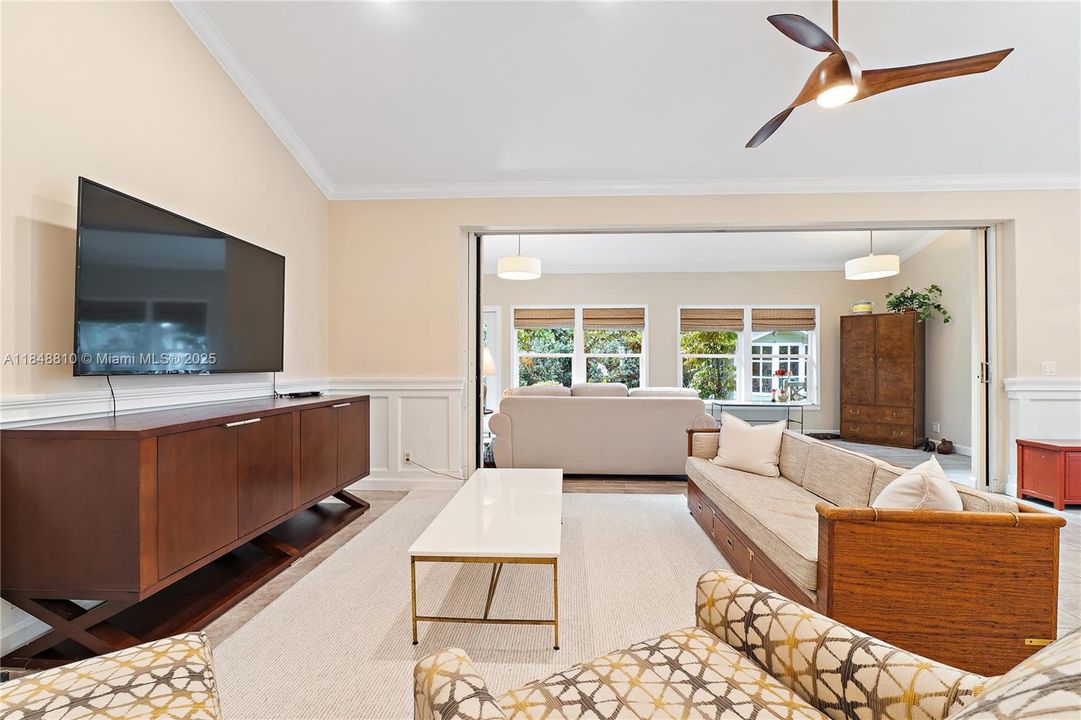 Vendido Recientemente: $729,000 (3 camas, 2 baños, 1670 Pies cuadrados)