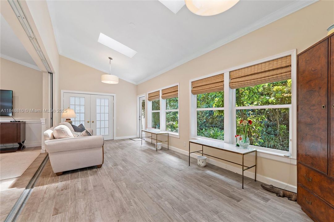 Vendido Recientemente: $729,000 (3 camas, 2 baños, 1670 Pies cuadrados)