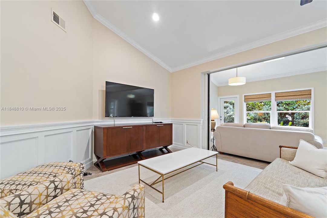 Vendido Recientemente: $729,000 (3 camas, 2 baños, 1670 Pies cuadrados)